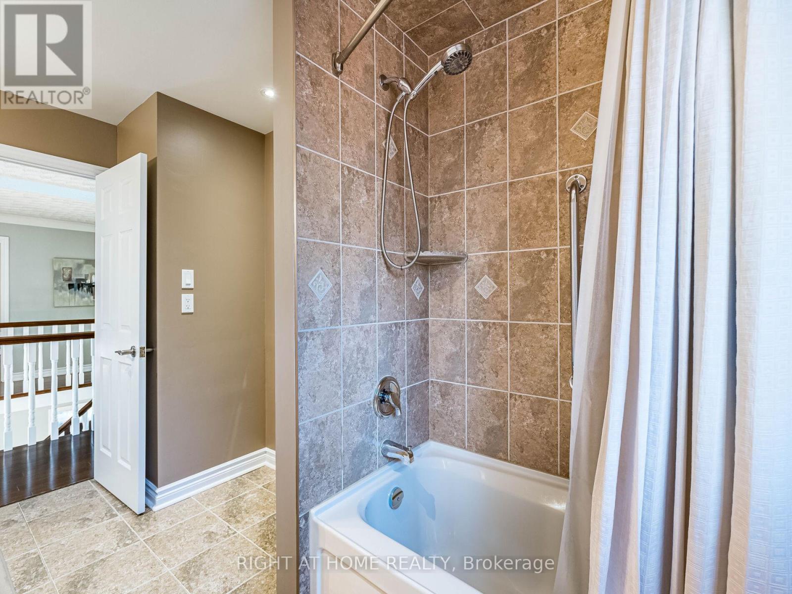 1477 Ballantrae Drive, Mississauga, Ontario  L5M 3N6 - Photo 33 - W12473140