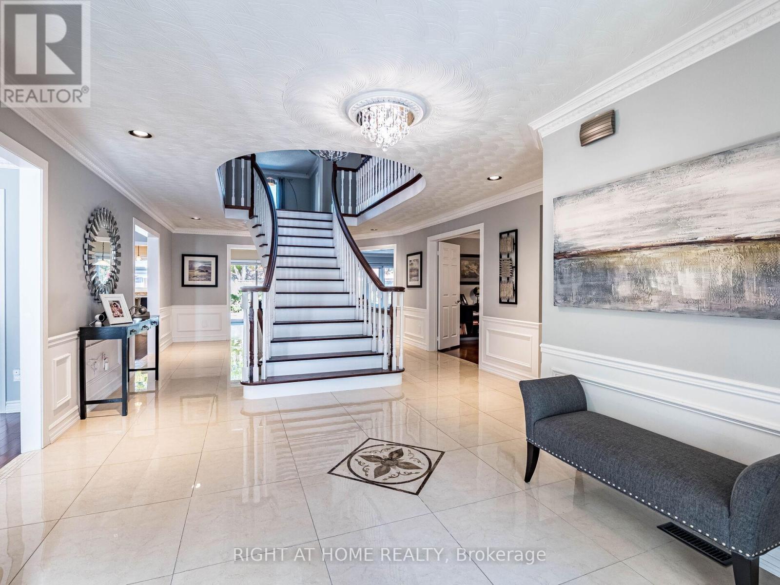 1477 Ballantrae Drive, Mississauga, Ontario  L5M 3N6 - Photo 4 - W12473140