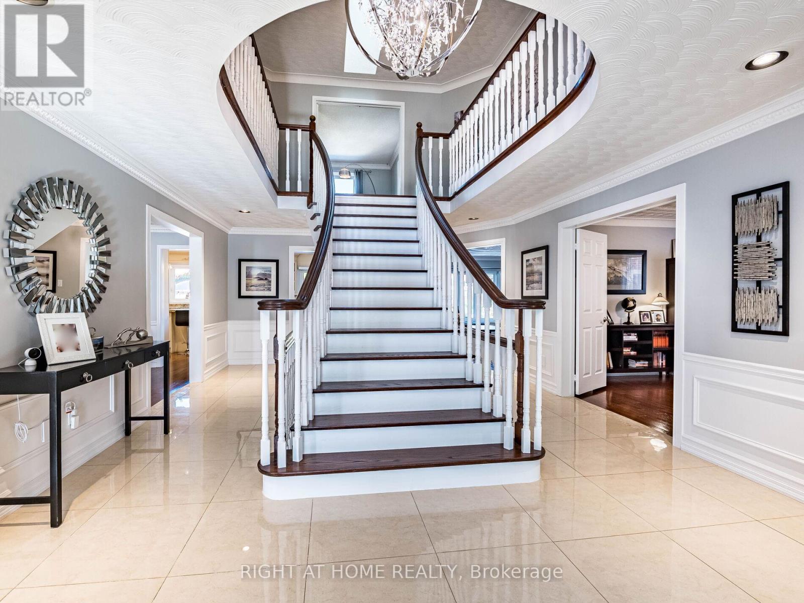 1477 Ballantrae Drive, Mississauga, Ontario  L5M 3N6 - Photo 5 - W12473140
