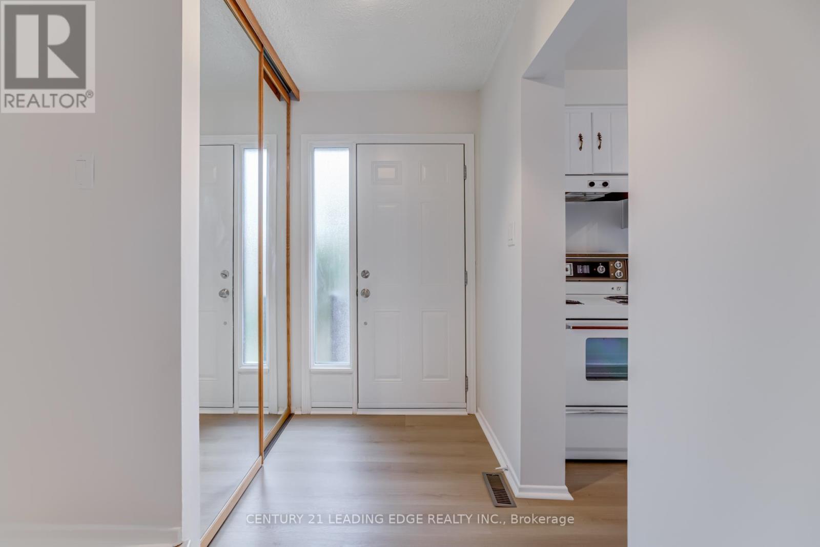 93 - 2779 Gananoque Drive, Mississauga, Ontario  L5N 2E4 - Photo 4 - W12473142