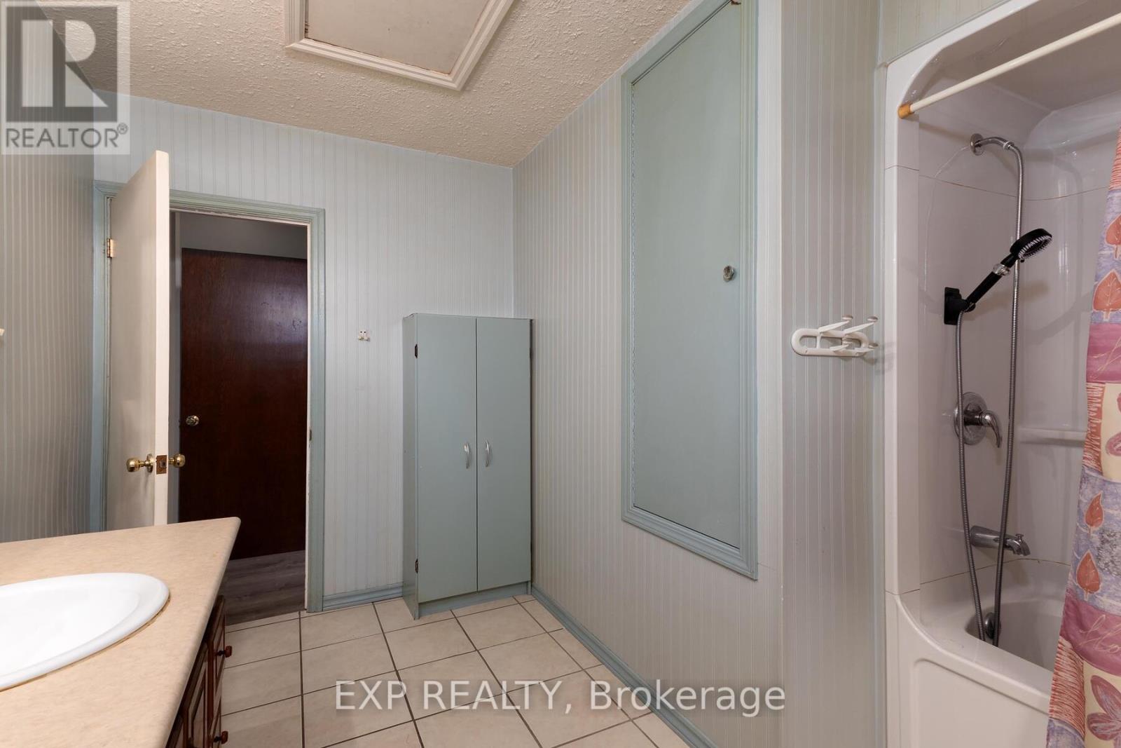 23 Oak Street, Bayham (Vienna), Ontario  N0J 1Z0 - Photo 10 - X12473193