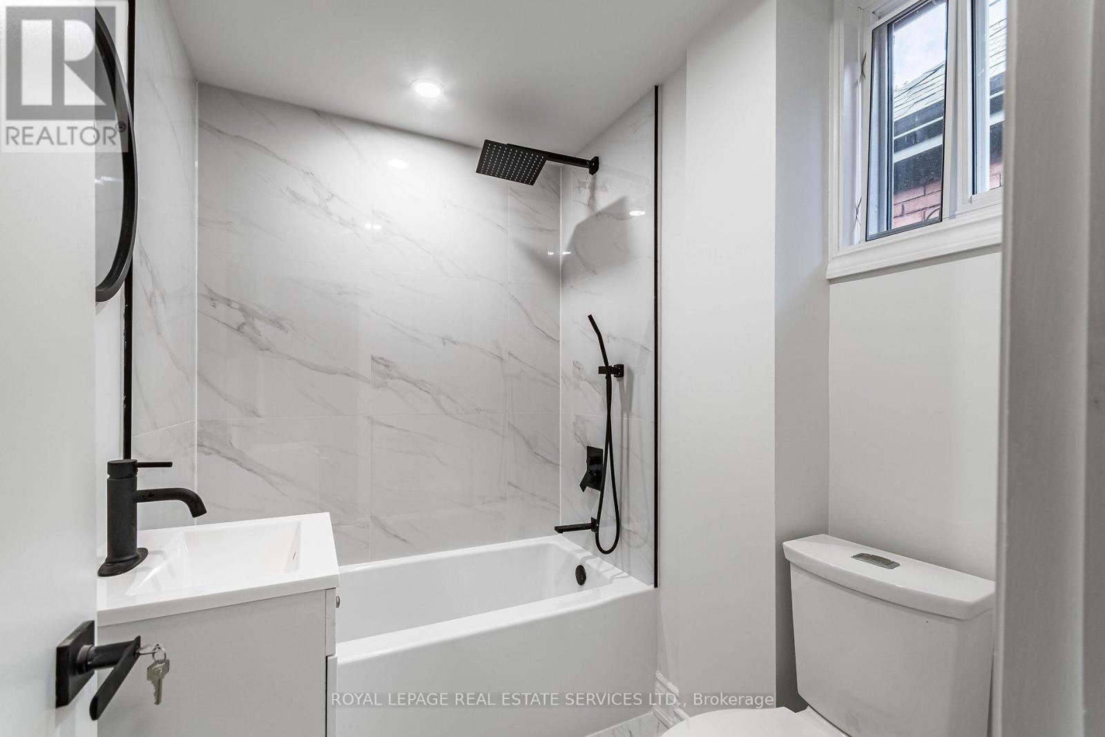 Upper - 286 Cumberland Avenue, Hamilton, Ontario  L8M 2A1 - Photo 24 - X12473127