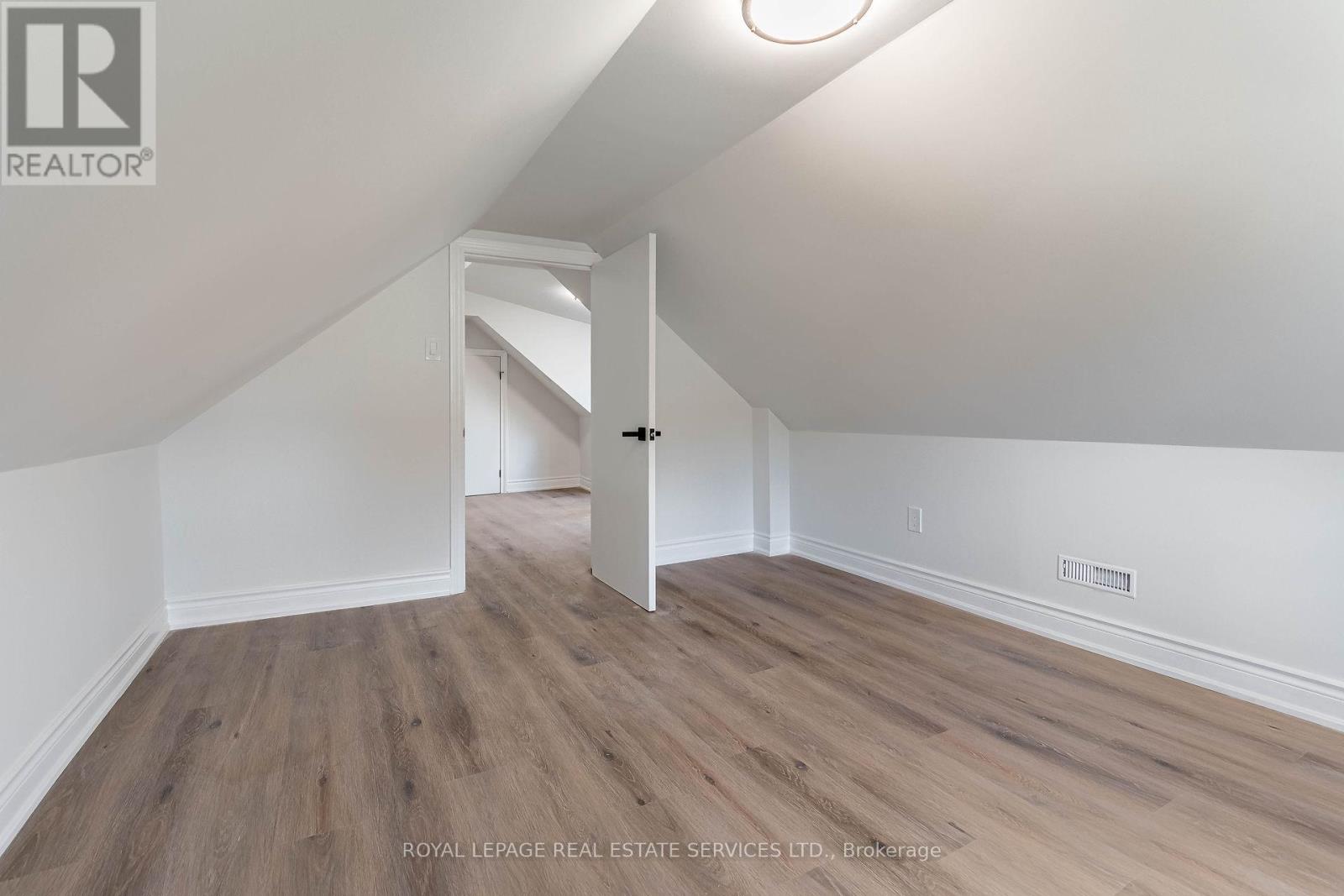 Upper - 286 Cumberland Avenue, Hamilton, Ontario  L8M 2A1 - Photo 29 - X12473127