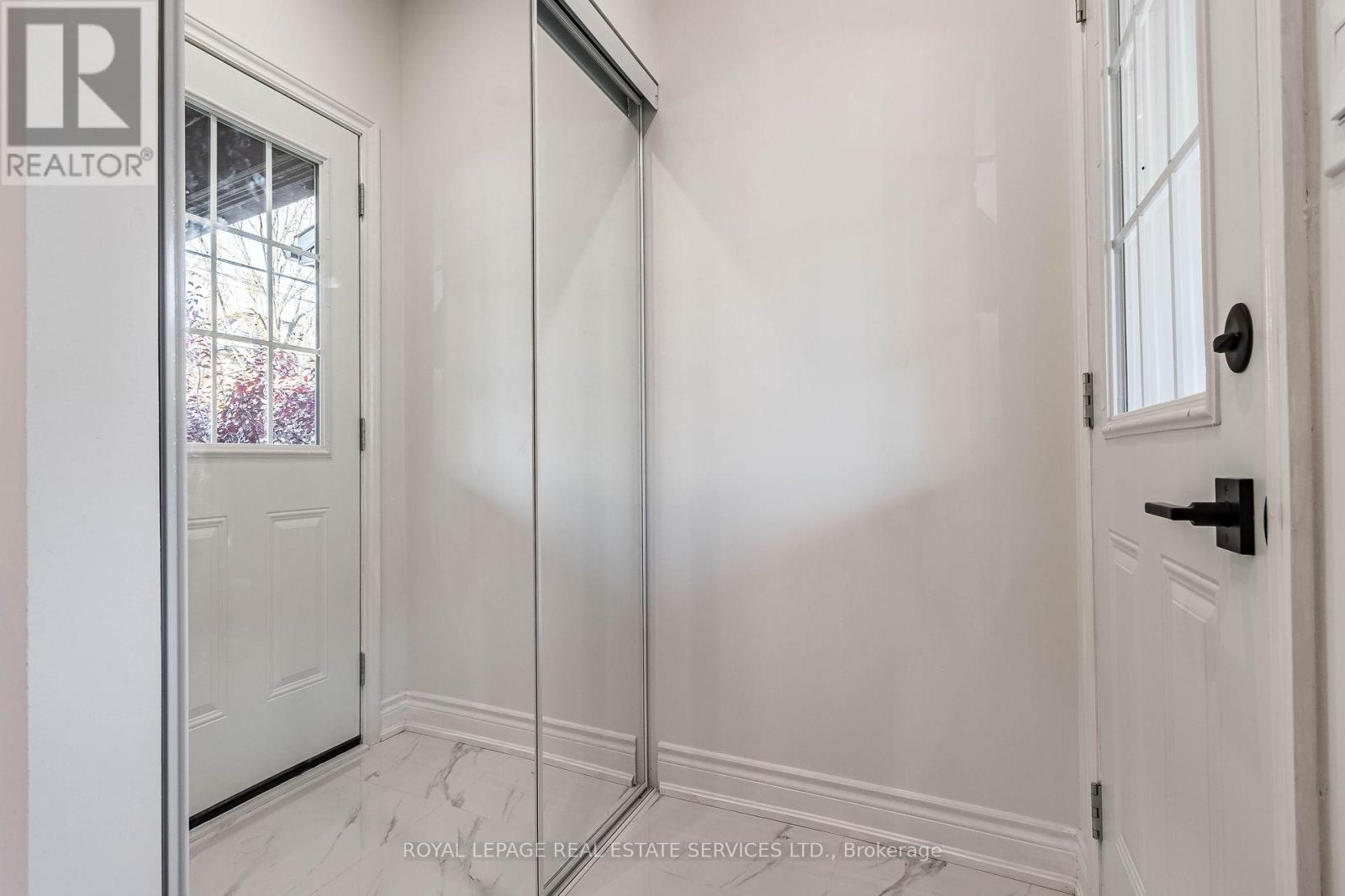 Upper - 286 Cumberland Avenue, Hamilton, Ontario  L8M 2A1 - Photo 3 - X12473127