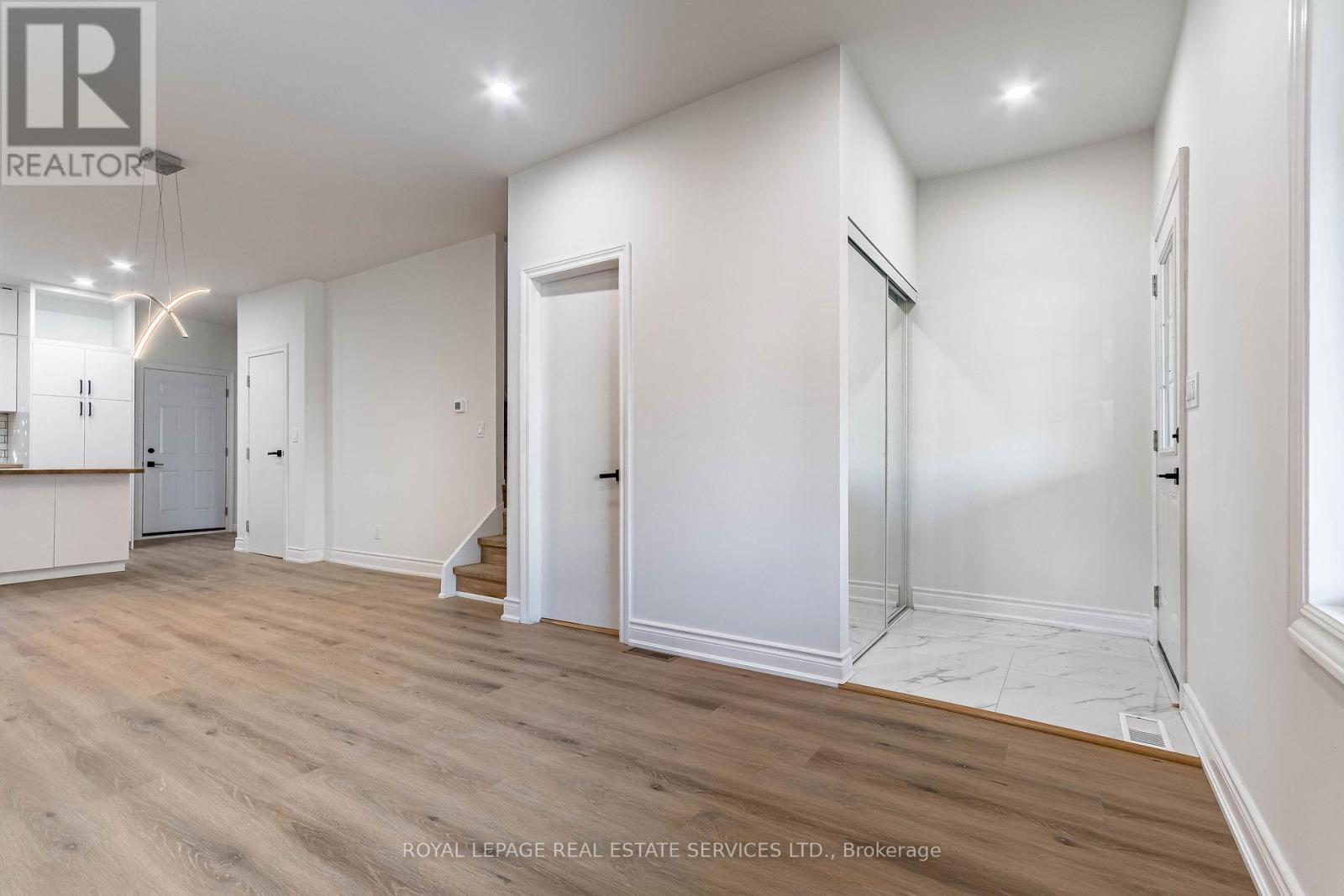 Upper - 286 Cumberland Avenue, Hamilton, Ontario  L8M 2A1 - Photo 5 - X12473127
