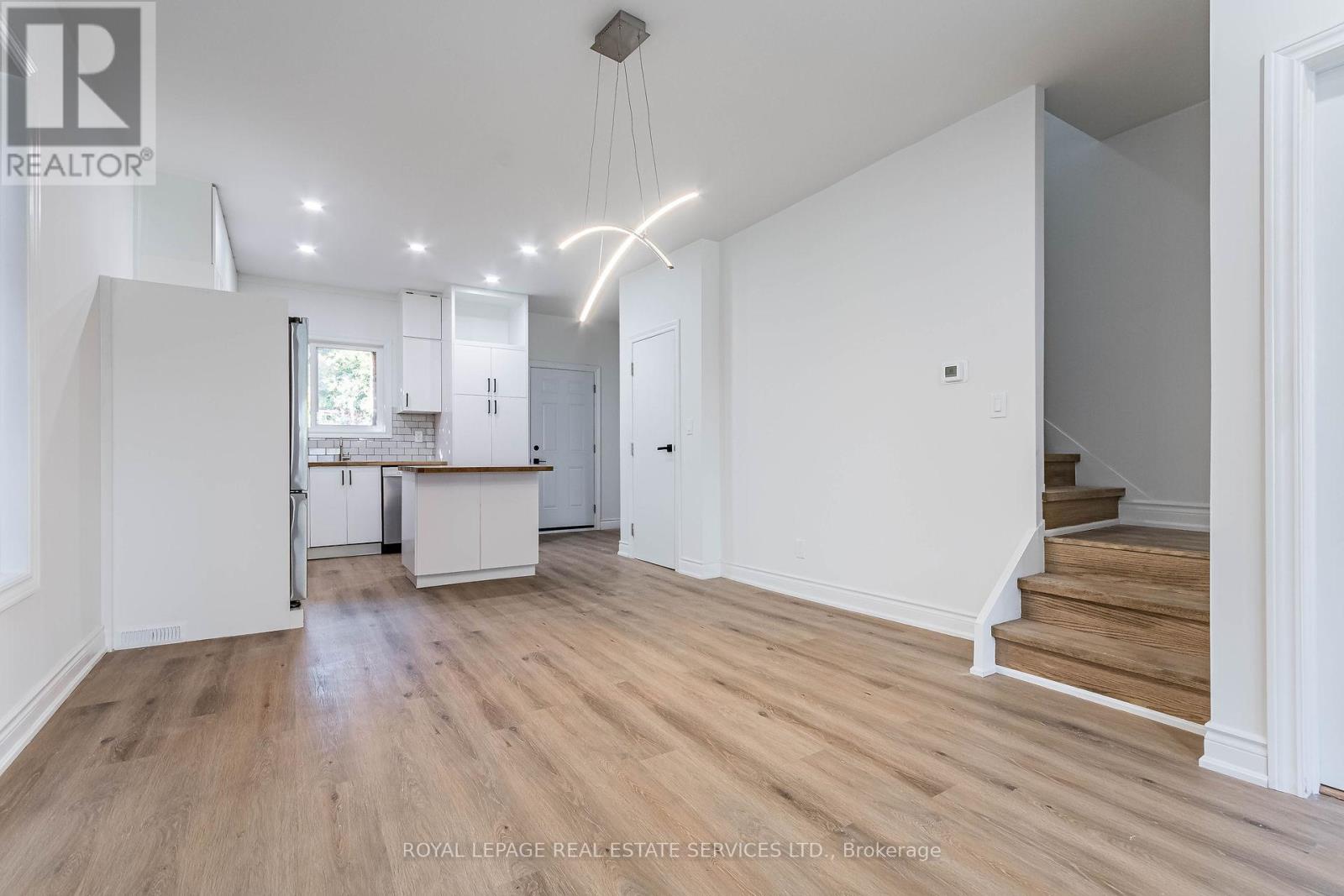 Upper - 286 Cumberland Avenue, Hamilton, Ontario  L8M 2A1 - Photo 6 - X12473127