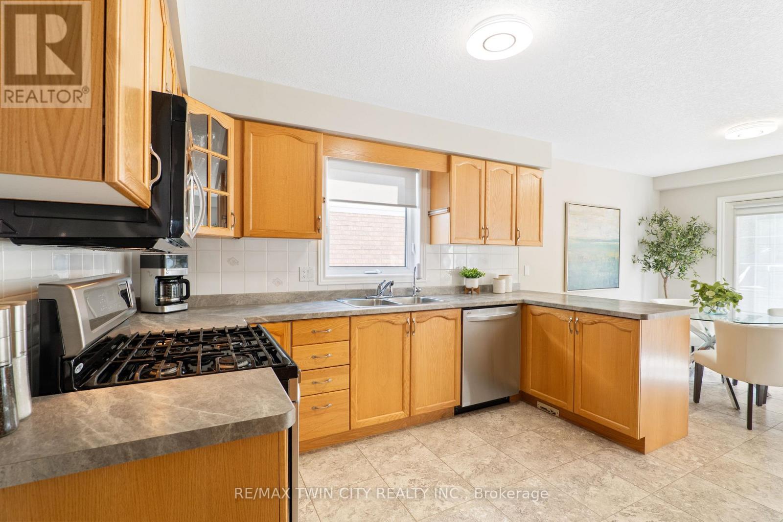 167 Bridgewater Crescent, Waterloo, Ontario  N2T 2M1 - Photo 13 - X12473146