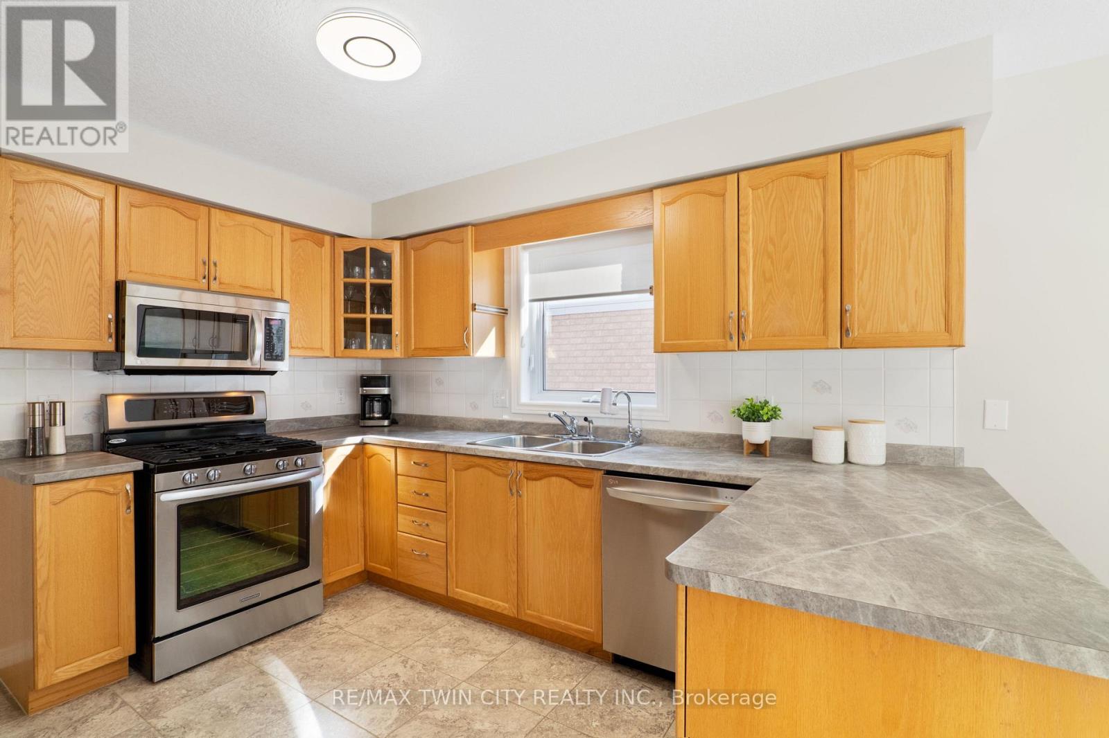 167 Bridgewater Crescent, Waterloo, Ontario  N2T 2M1 - Photo 15 - X12473146