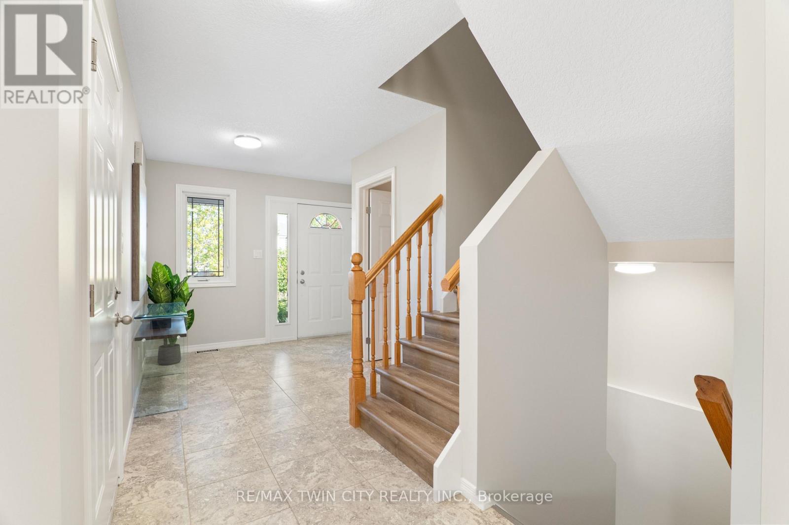 167 Bridgewater Crescent, Waterloo, Ontario  N2T 2M1 - Photo 5 - X12473146