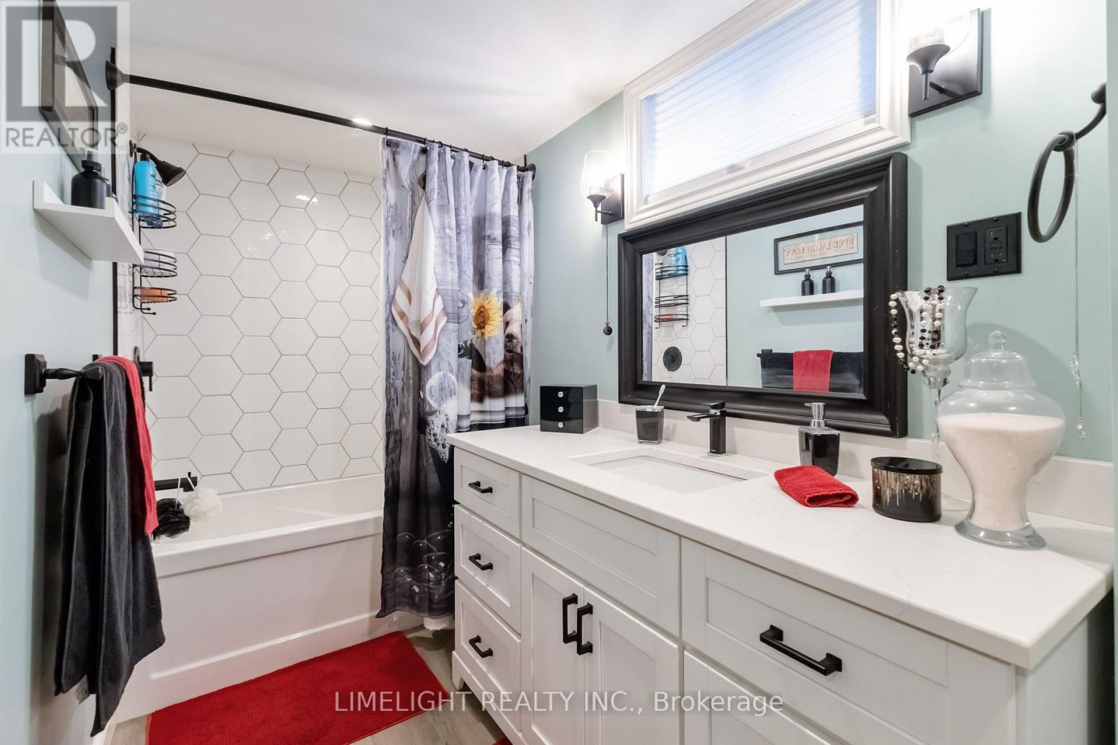 Photo 25 of 48 for 124 Susan Avenue