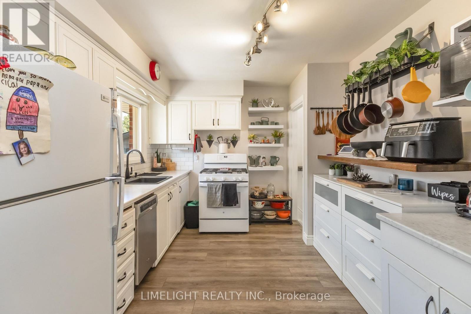 Photo 8 of 48 for 124 Susan Avenue