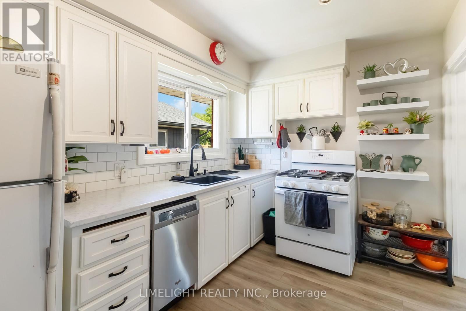 Photo 9 of 48 for 124 Susan Avenue