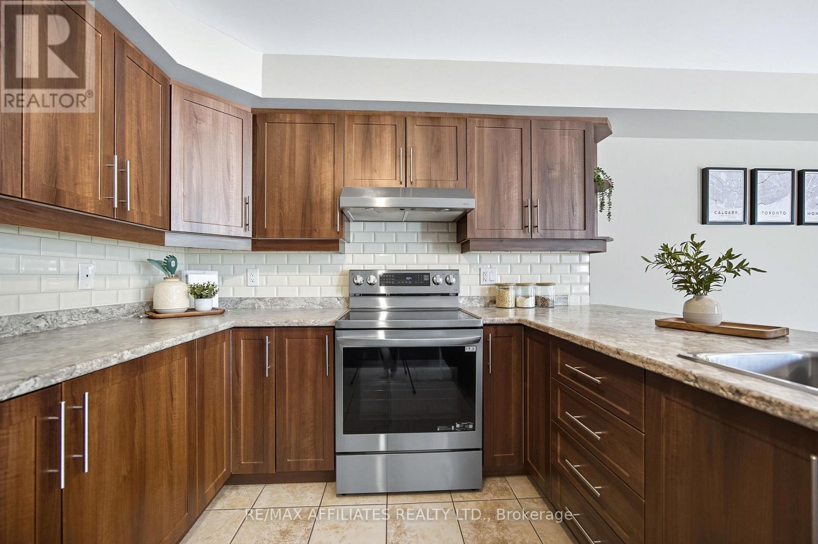 32 Code Crescent, Carleton Place, Ontario  K7C 4J7 - Photo 11 - X12443369