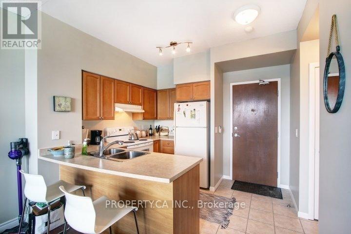 802 - 219 Fort York Boulevard, Toronto, Ontario  M5V 1B1 - Photo 2 - C12473226