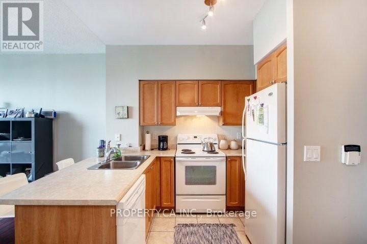 802 - 219 Fort York Boulevard, Toronto, Ontario  M5V 1B1 - Photo 4 - C12473226