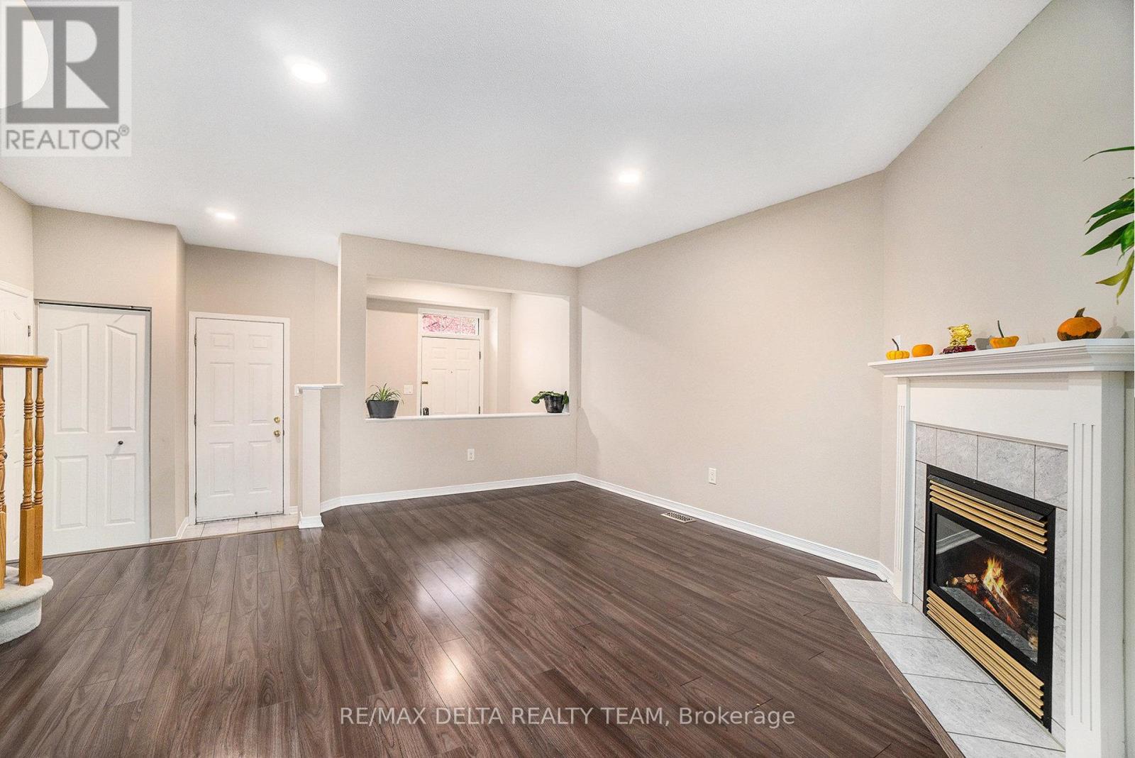 576 Aberfoyle Circle, Ottawa, Ontario  K2K 3R3 - Photo 4 - X12471049