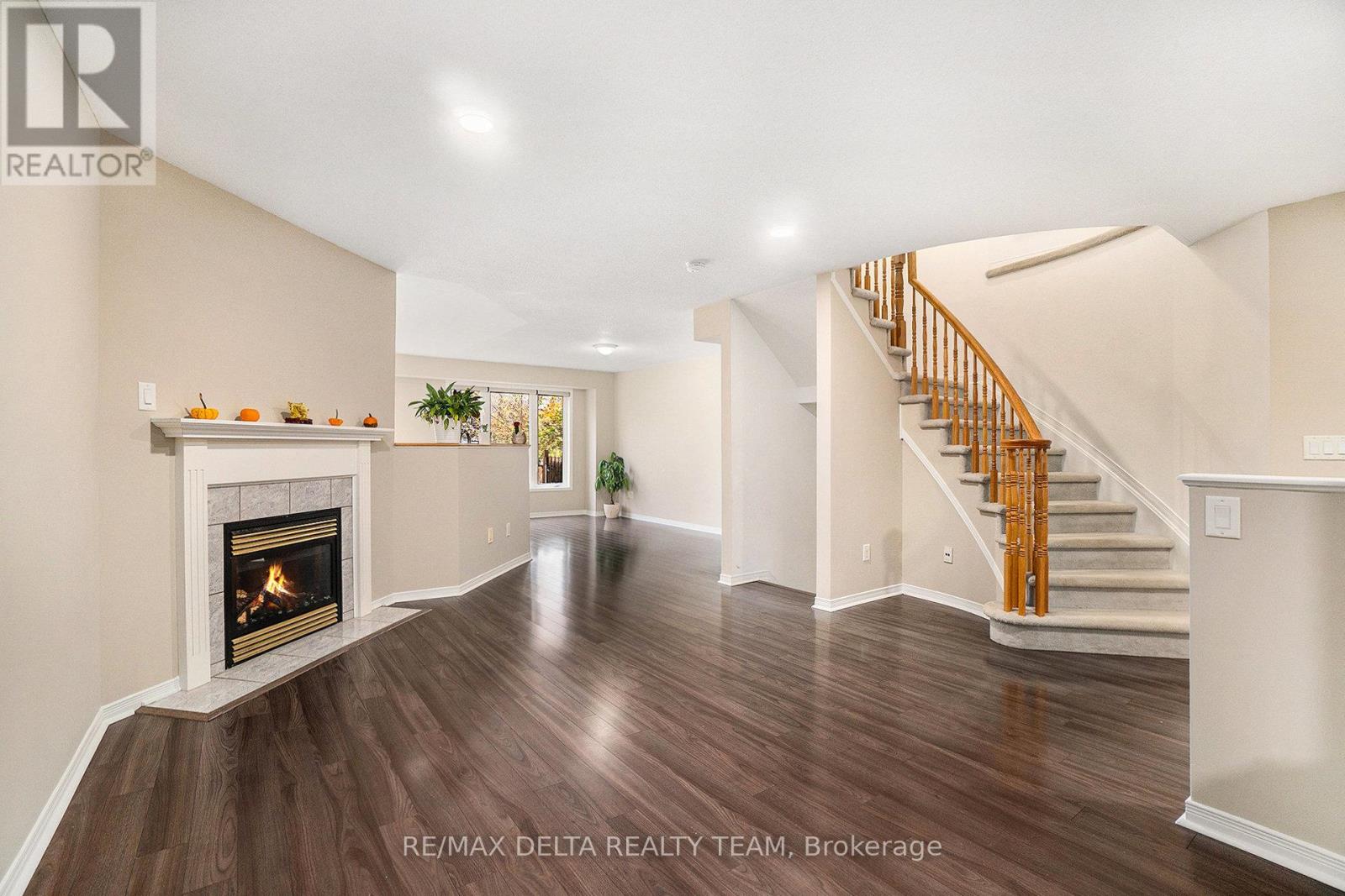 576 Aberfoyle Circle, Ottawa, Ontario  K2K 3R3 - Photo 3 - X12471049