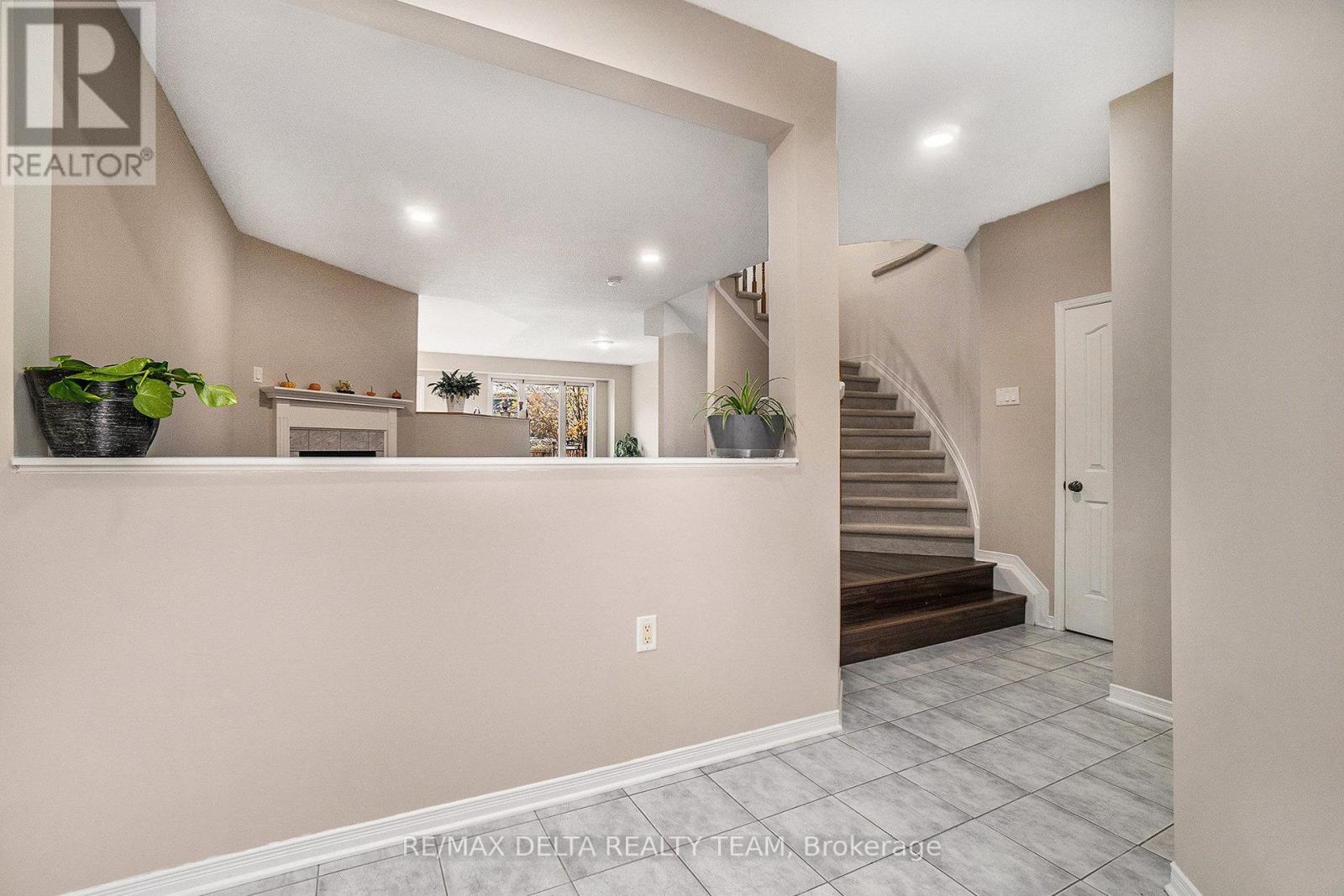 576 Aberfoyle Circle, Ottawa, Ontario  K2K 3R3 - Photo 2 - X12471049