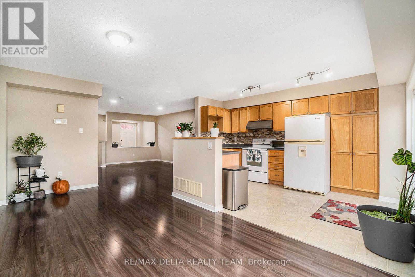 576 Aberfoyle Circle, Ottawa, Ontario  K2K 3R3 - Photo 7 - X12471049