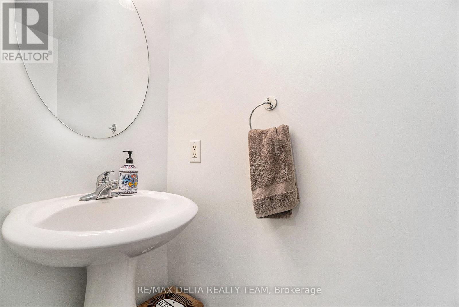 576 Aberfoyle Circle, Ottawa, Ontario  K2K 3R3 - Photo 5 - X12471049