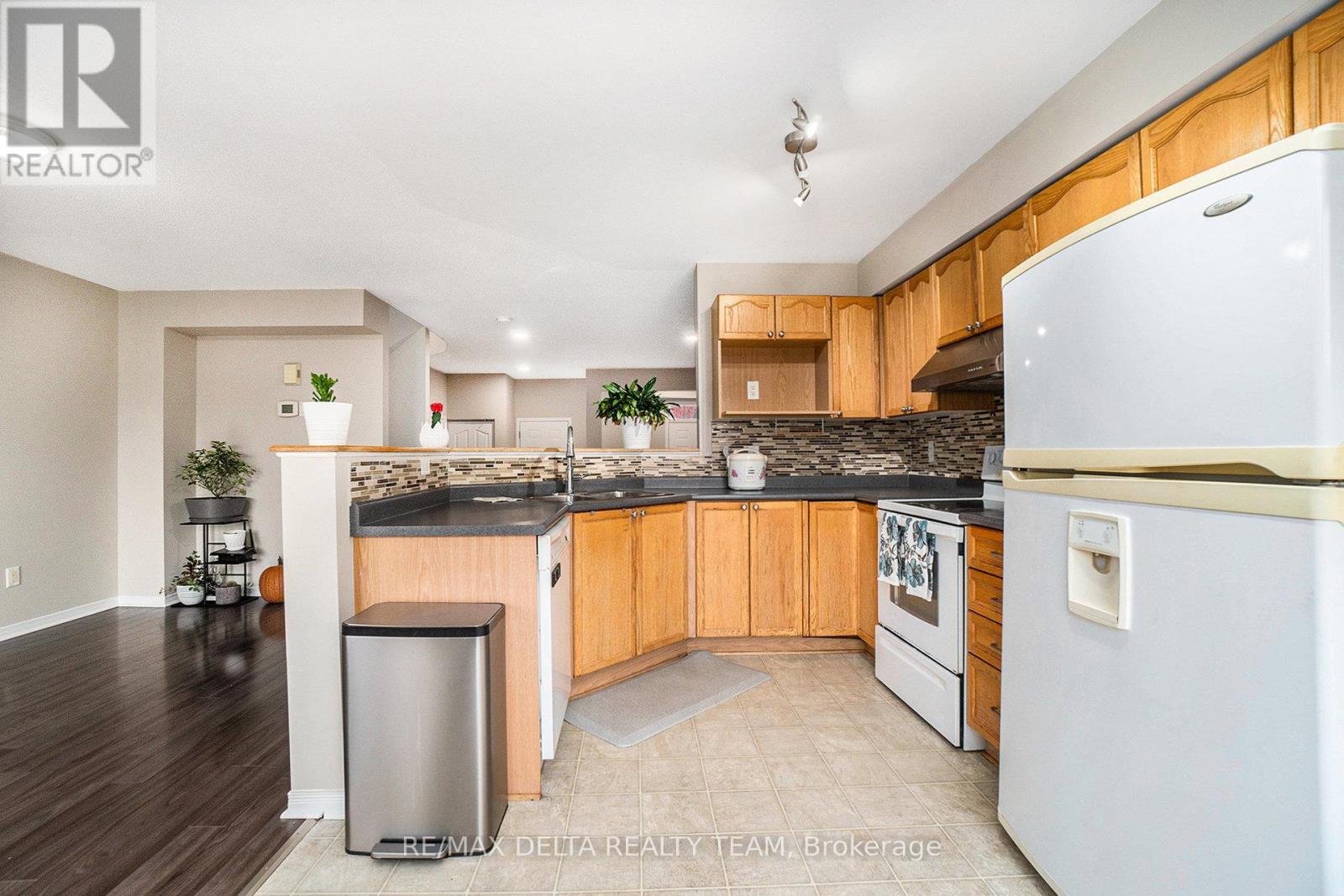 576 Aberfoyle Circle, Ottawa, Ontario  K2K 3R3 - Photo 6 - X12471049