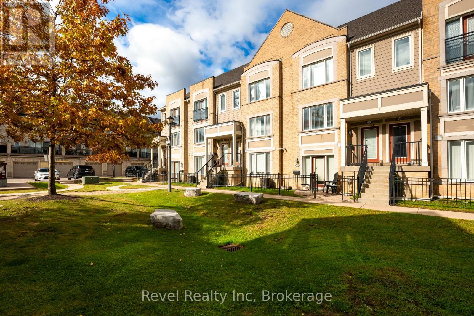 137 - 60 Fairwood Circle, Brampton, Ontario  L6R 0Y6 - Photo 2 - W12473239
