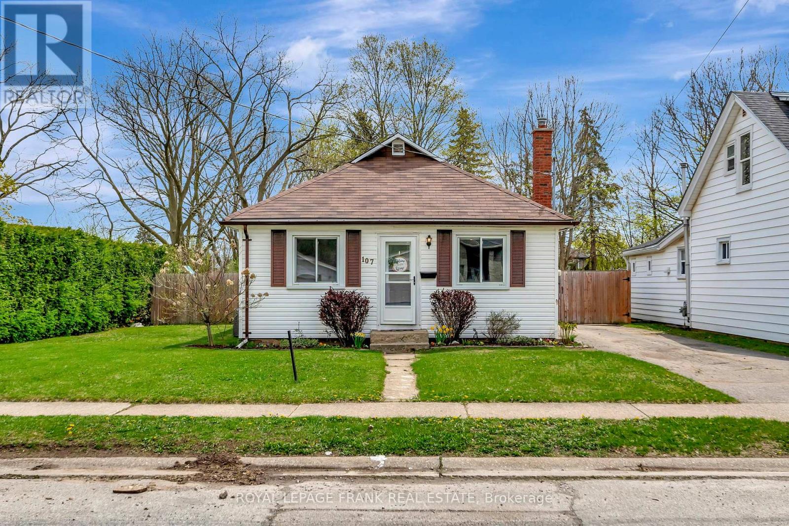 107 Fulton Street, Brantford, Ontario  N3R 4E9 - Photo 1 - X12473250