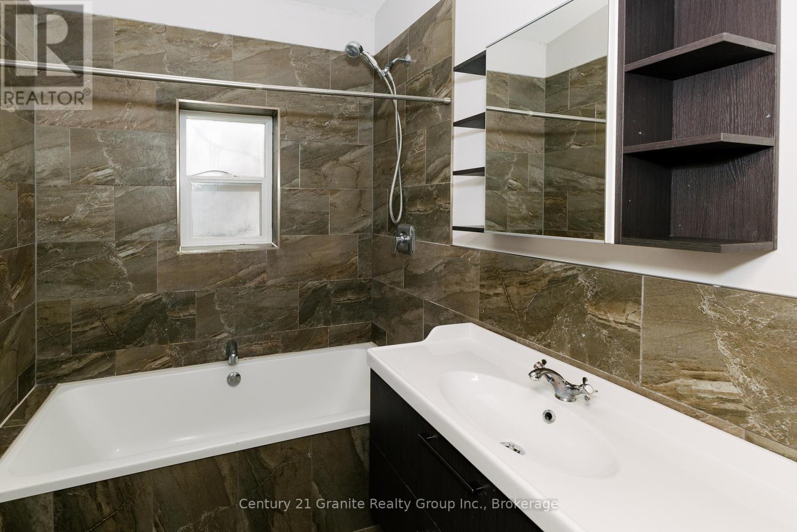 51 Farmcrest Avenue, Dysart Et Al, Ontario  K0M 1S0 - Photo 14 - X12473370