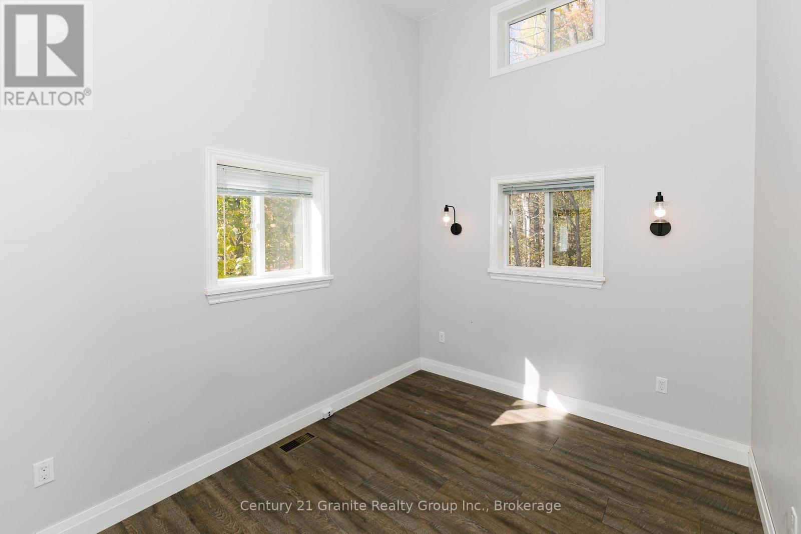 51 Farmcrest Avenue, Dysart Et Al, Ontario  K0M 1S0 - Photo 31 - X12473370
