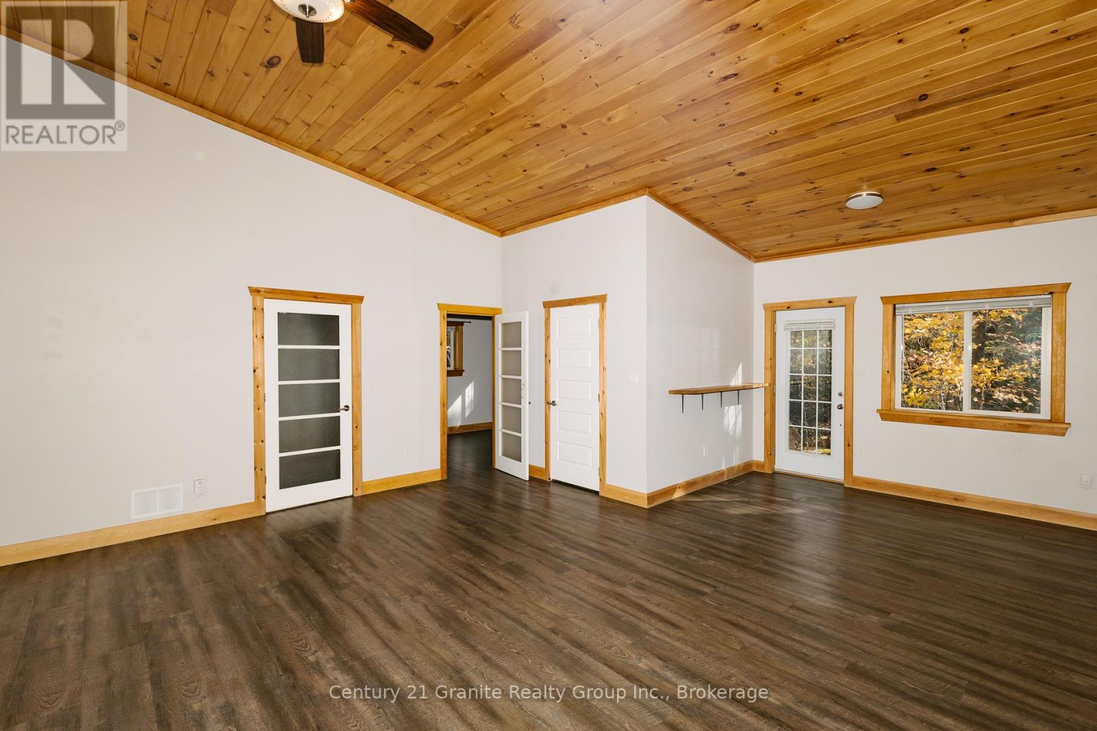 51 Farmcrest Avenue, Dysart Et Al, Ontario  K0M 1S0 - Photo 6 - X12473370