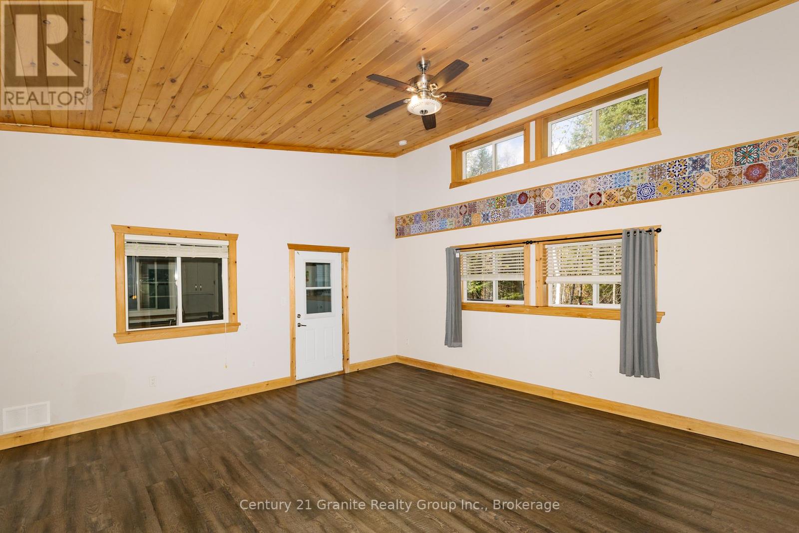 51 Farmcrest Avenue, Dysart Et Al, Ontario  K0M 1S0 - Photo 9 - X12473370