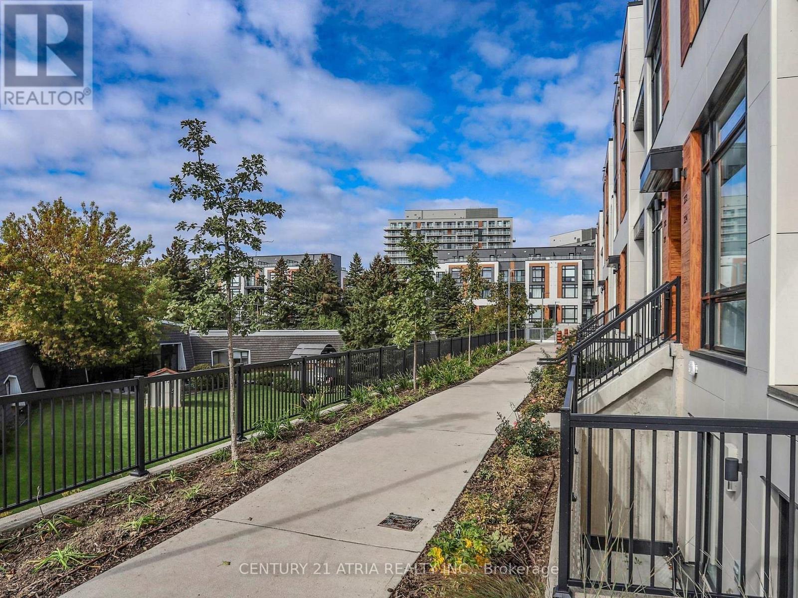 216 - 8 Steckley House Lane, Richmond Hill, Ontario  L4S 0N1 - Photo 2 - N12473196