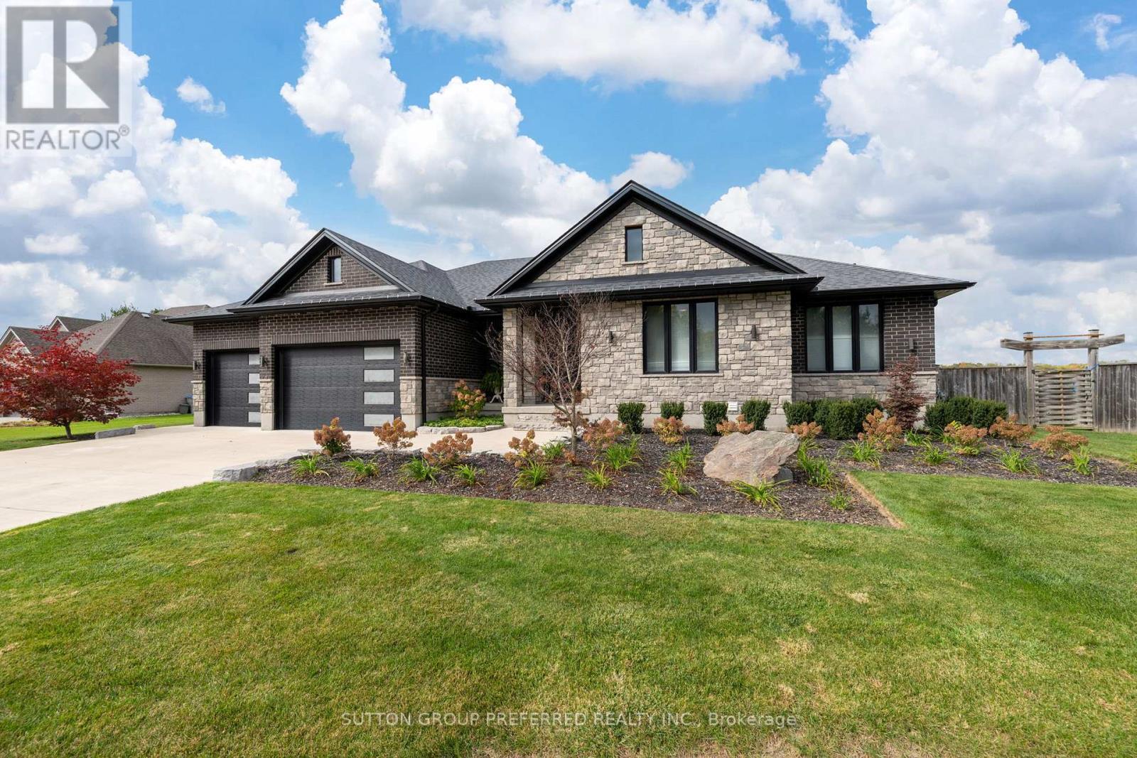 121 Lewis Drive, Middlesex Centre, Ontario  N0L 1A0 - Photo 2 - X12473238