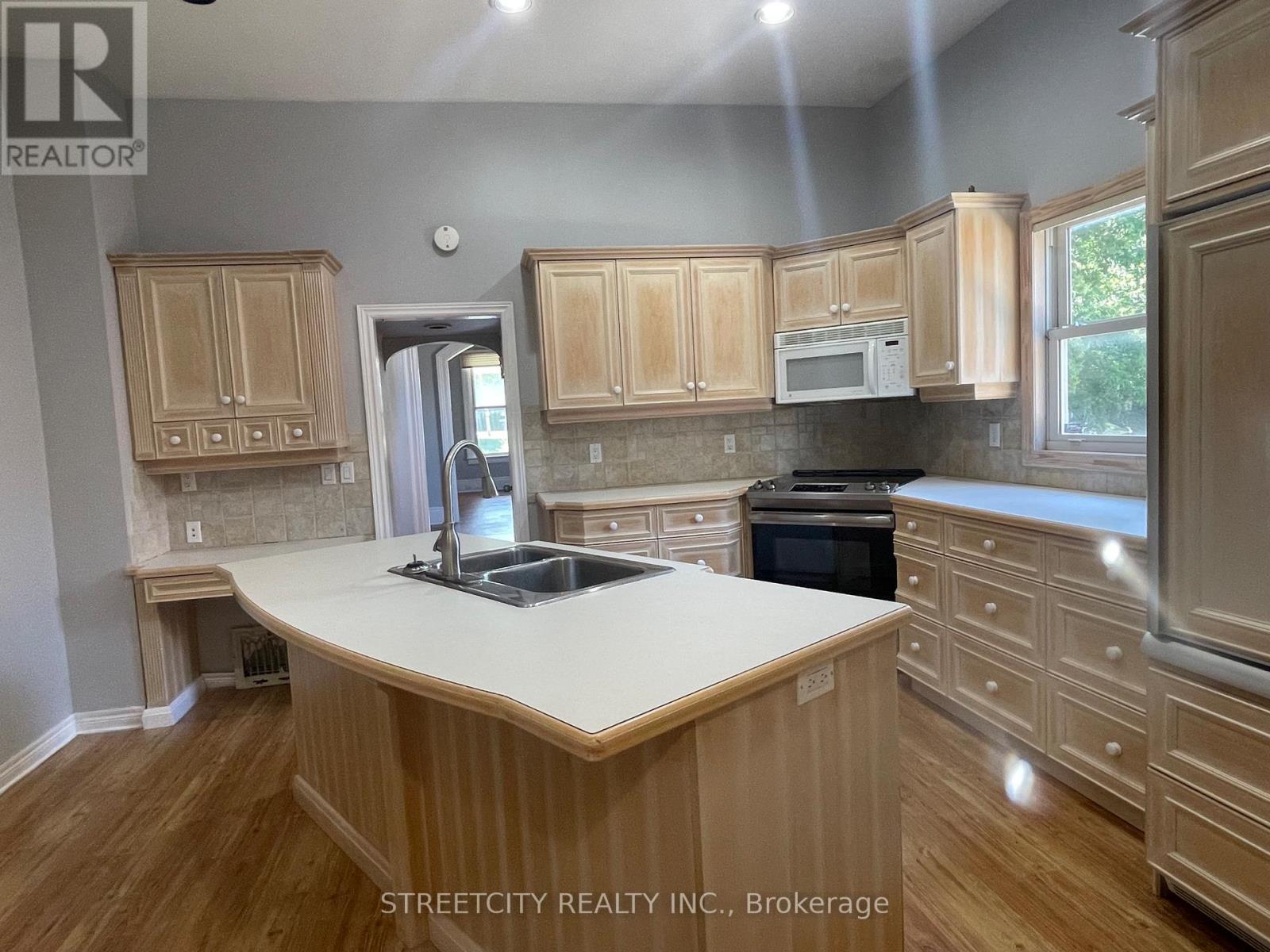 360 Princess Avenue, London East, Ontario  N6B 2A8 - Photo 39 - X12473322