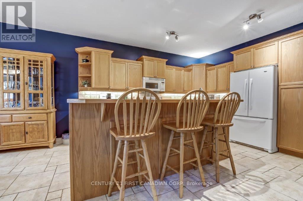 10145 Merrywood Drive, Lambton Shores, Ontario  N0M 1T0 - Photo 16 - X12473337