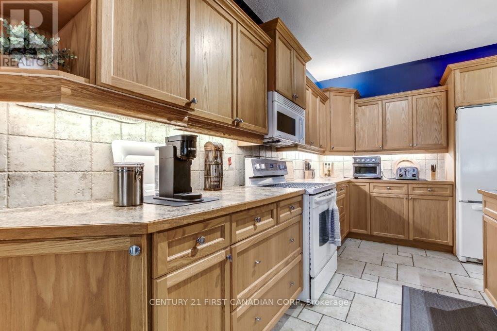 10145 Merrywood Drive, Lambton Shores, Ontario  N0M 1T0 - Photo 19 - X12473337