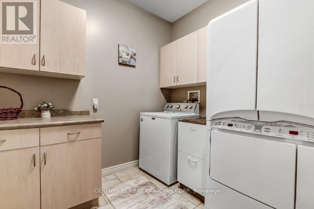 10145 Merrywood Drive, Lambton Shores, Ontario  N0M 1T0 - Photo 32 - X12473337