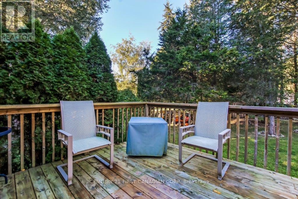 10145 Merrywood Drive, Lambton Shores, Ontario  N0M 1T0 - Photo 33 - X12473337