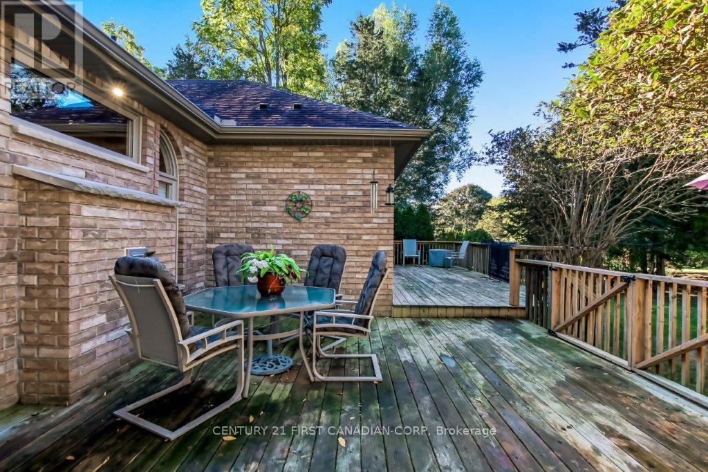 10145 Merrywood Drive, Lambton Shores, Ontario  N0M 1T0 - Photo 37 - X12473337