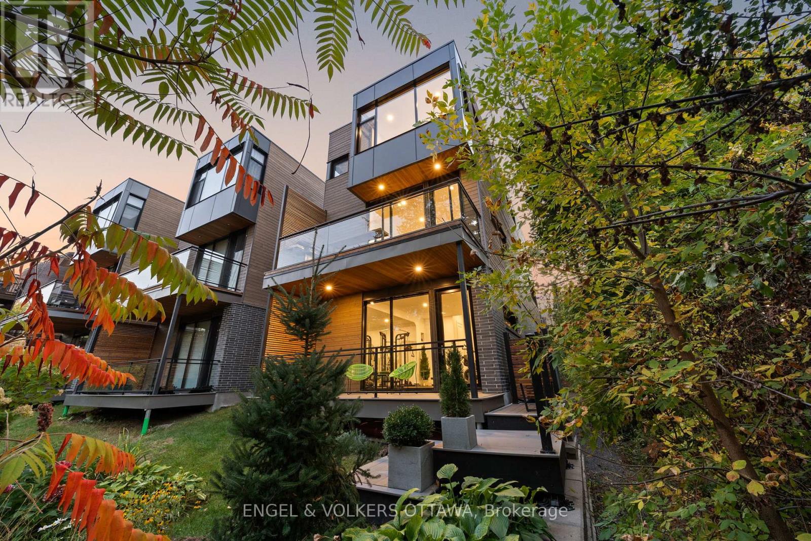 127 Peridot Private, Ottawa, Ontario  K2C 3M3 - Photo 2 - X12472678