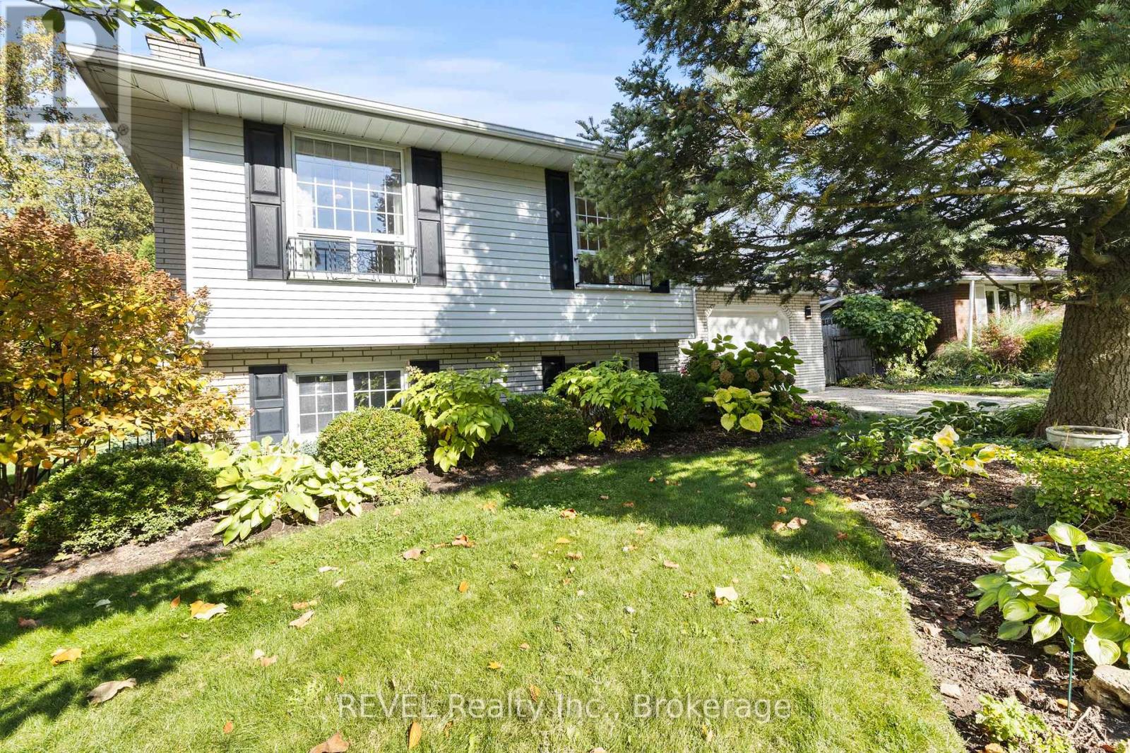 6 Lakebreeze Crescent, St. Catharines, Ontario  L2M 7C4 - Photo 1 - X12473267