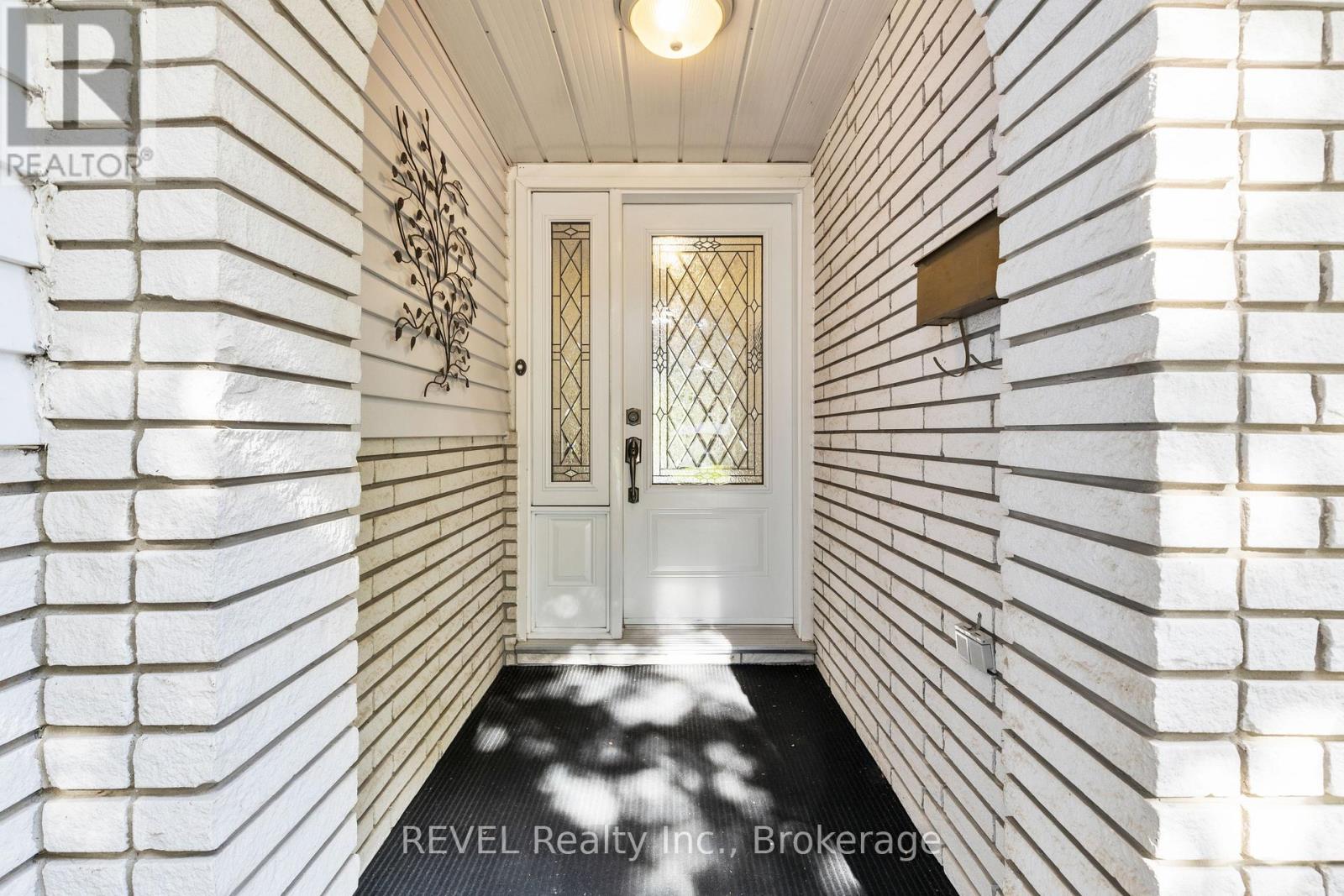6 Lakebreeze Crescent, St. Catharines, Ontario  L2M 7C4 - Photo 2 - X12473267