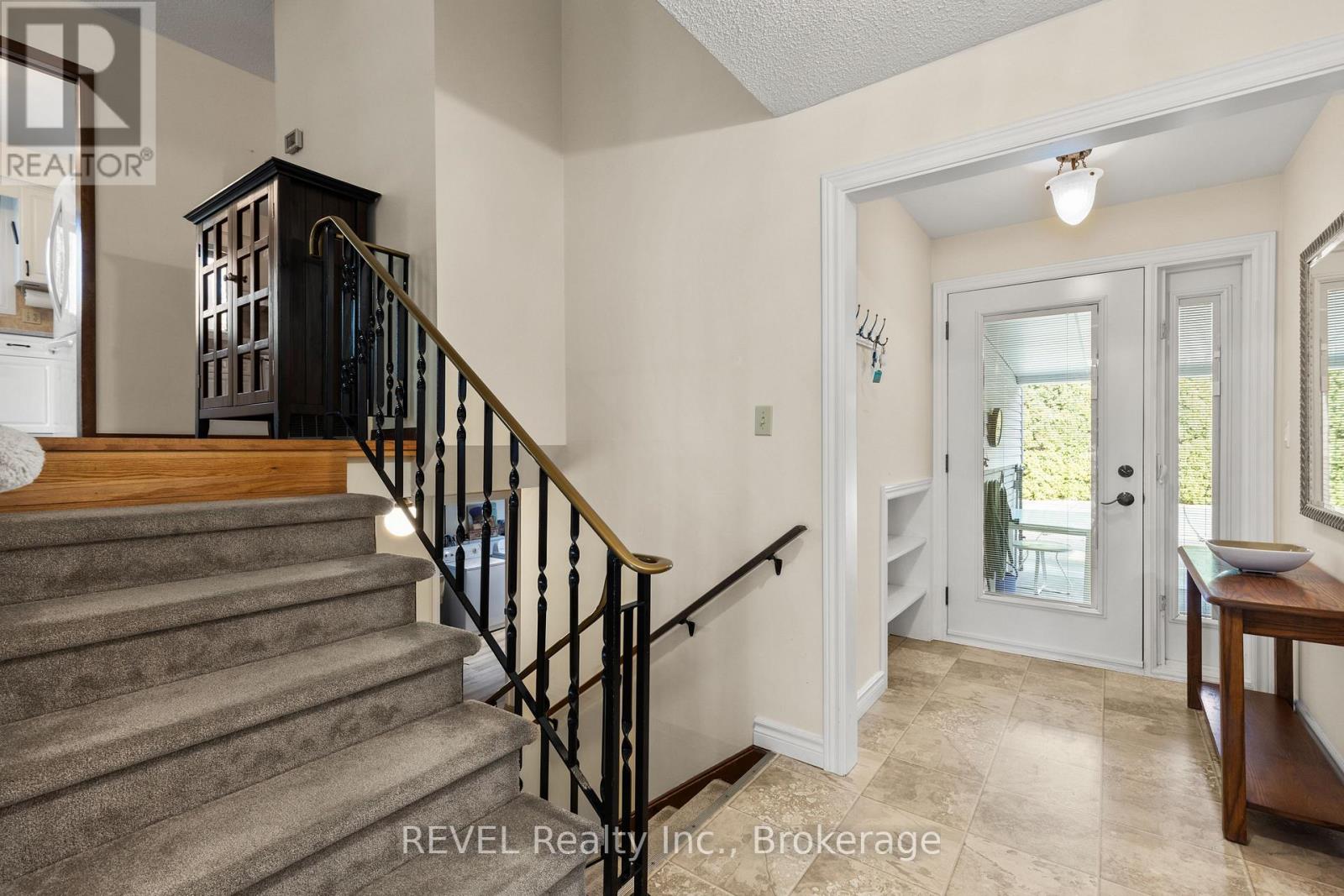 6 Lakebreeze Crescent, St. Catharines, Ontario  L2M 7C4 - Photo 4 - X12473267