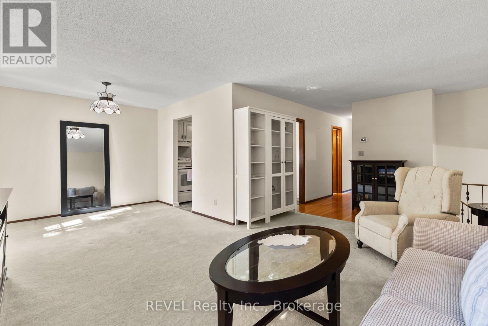 6 Lakebreeze Crescent, St. Catharines, Ontario  L2M 7C4 - Photo 5 - X12473267