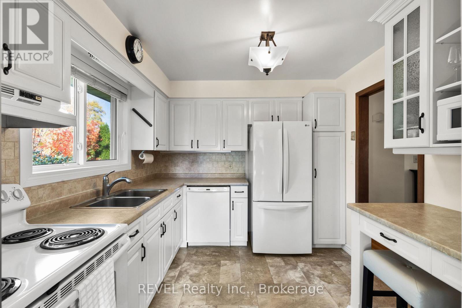 6 Lakebreeze Crescent, St. Catharines, Ontario  L2M 7C4 - Photo 8 - X12473267