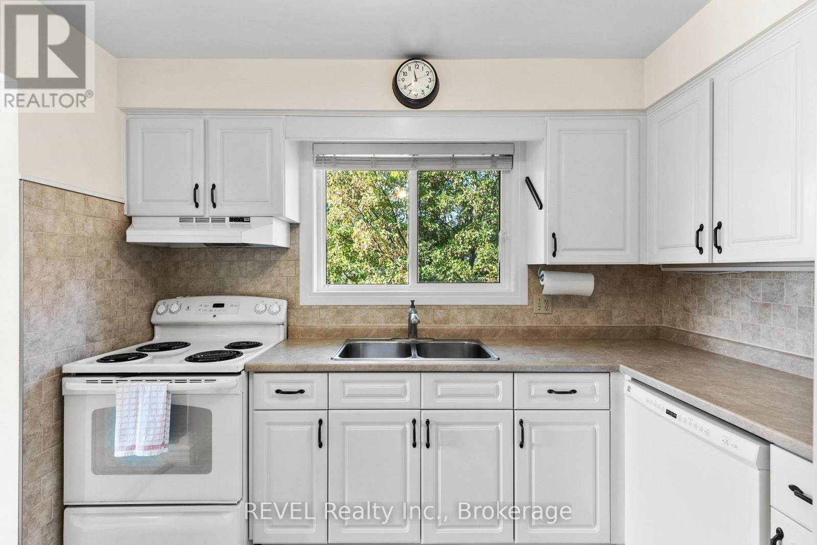 6 Lakebreeze Crescent, St. Catharines, Ontario  L2M 7C4 - Photo 9 - X12473267
