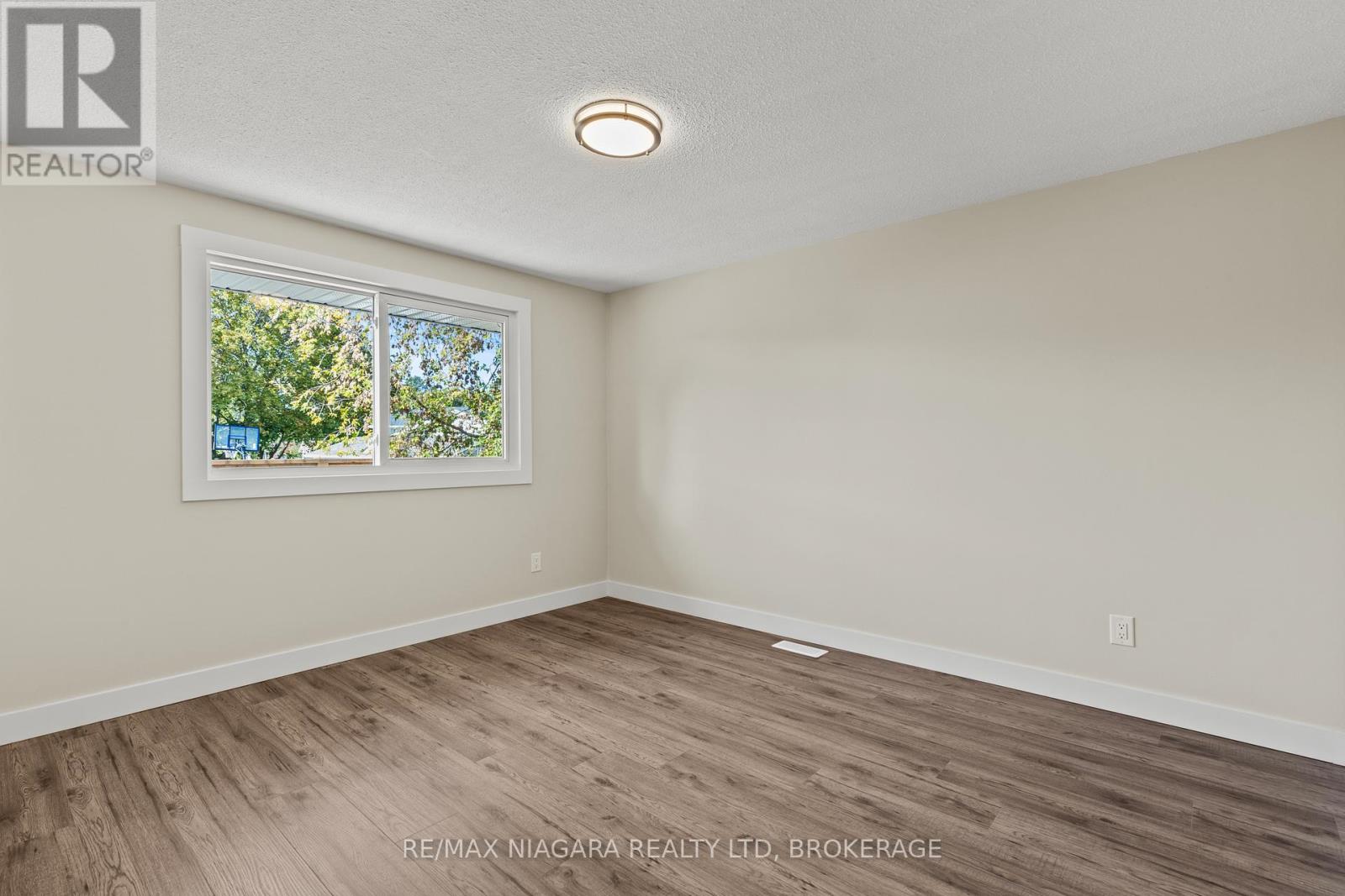 35 Lafayette Drive, St. Catharines, Ontario  L2N 6C1 - Photo 12 - X12473386
