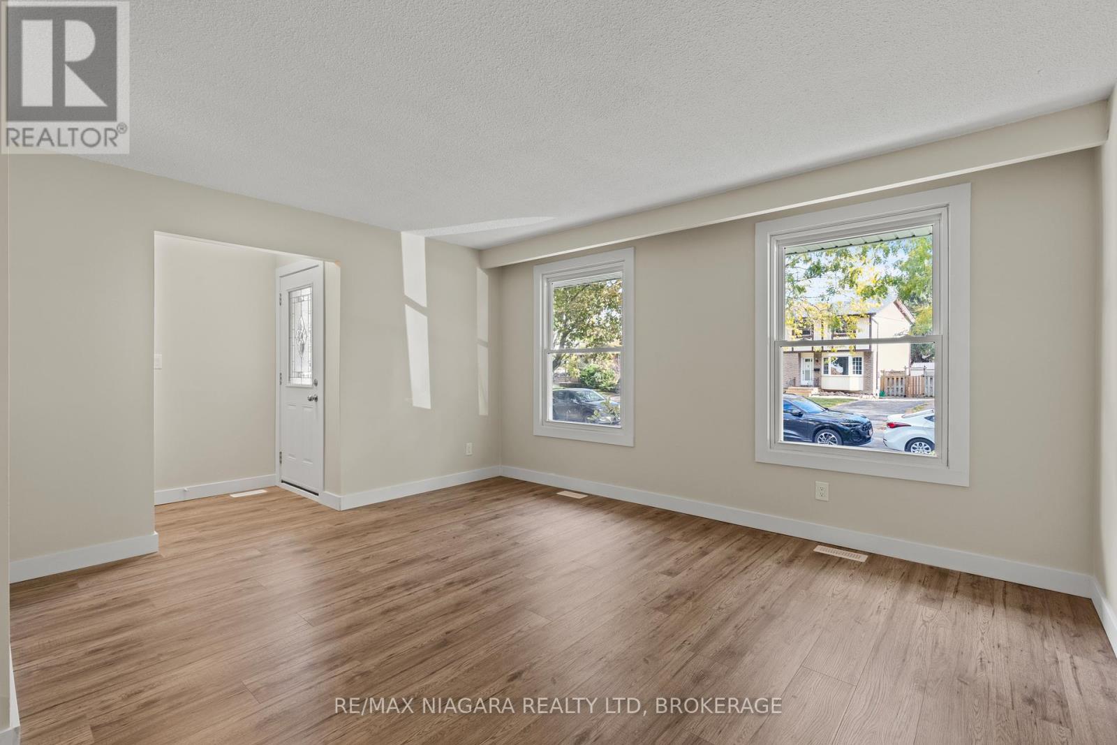 35 Lafayette Drive, St. Catharines, Ontario  L2N 6C1 - Photo 5 - X12473386