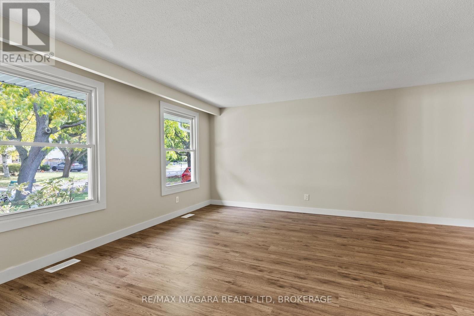 35 Lafayette Drive, St. Catharines, Ontario  L2N 6C1 - Photo 6 - X12473386