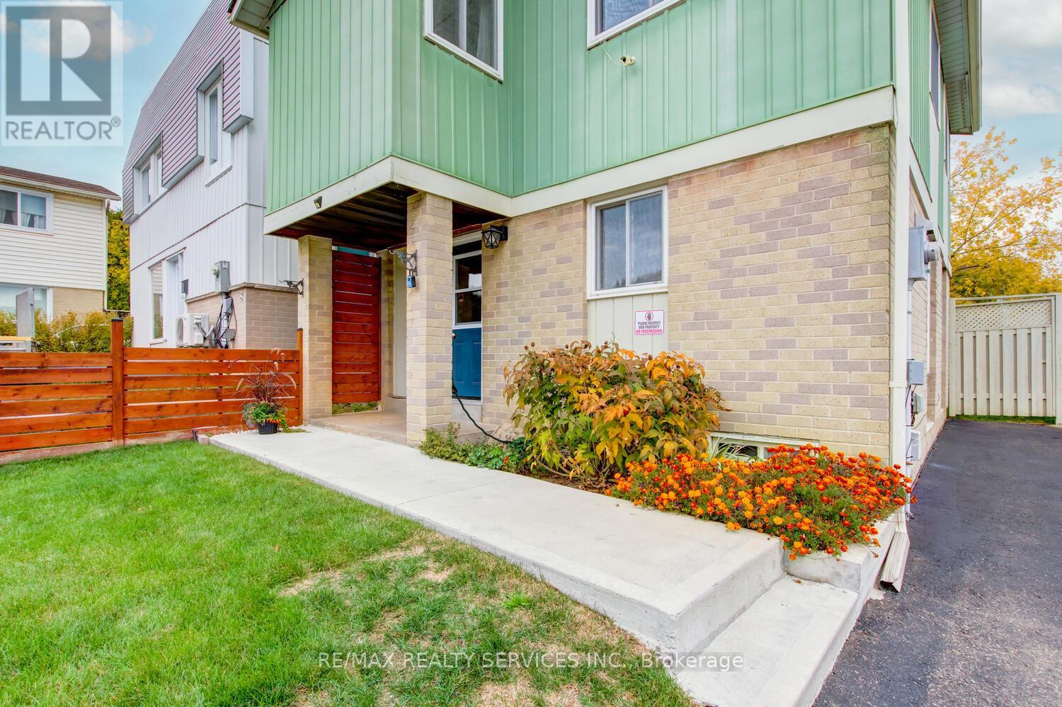 7 Hamlet Court, Brampton, Ontario  L6S 1X5 - Photo 2 - W12473186